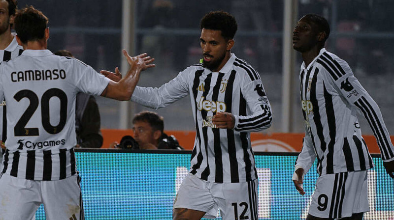 "Juventus" pussargs Duglass Luiss svin vārtu guvumu. Foto: Pasquale Golia/IPA via ZUMA Press/Scanpix