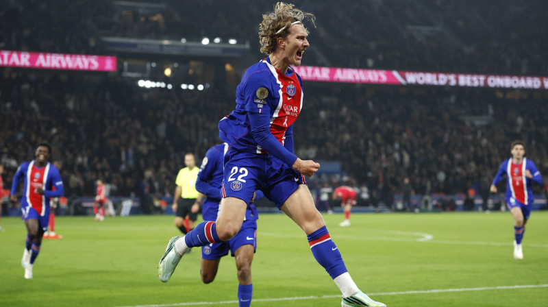 Parīzes "Saint-Germain" beļģu uzbrucējs Mika Gotss pēc vārtu guvuma. Foto: Yoan Valat/EPA/Scanpix