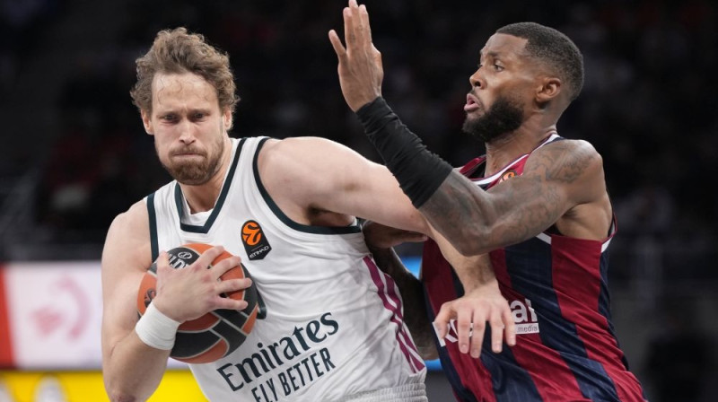 Mikaels Jantunens pret Dīdžeju Stjuartu Foto: EPA/Scanpix