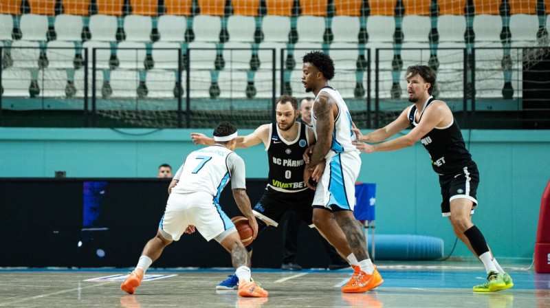 Renārs Birkāns (Nr. 0) aizsardzībā. Foto: FIBA