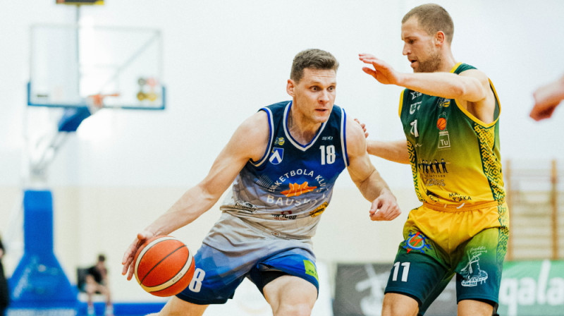 Ivars Zemītis uzbrukumā pret Guntaru Strāķi. Foto: Mārtiņš Goldbergs