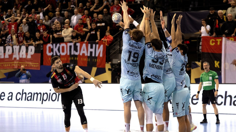 Mirklis Skopjes "Vardar" un Melzungenes cīņas galotnē. Foto: Georgi Licovski/EPA/Scanpix