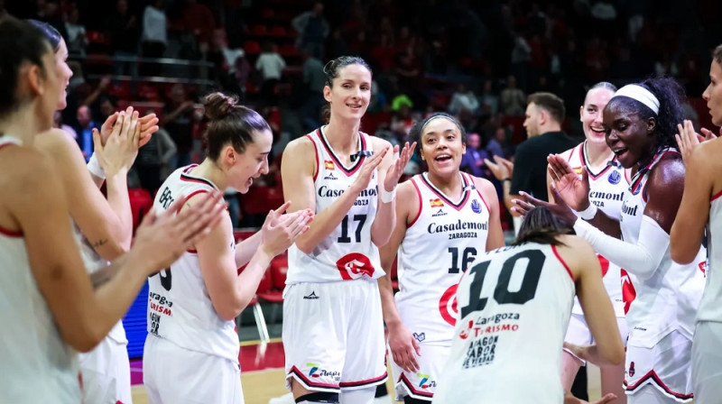 Kristīne Vītola un "Zaragoza" basketbolistes. Foto: EuroLeague Women