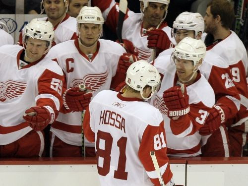 "Red Wings" uzvar pēcspēles metienos