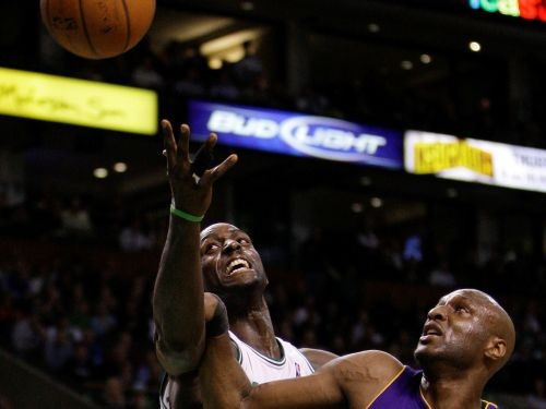 "Lakers" pagarinājumā pieveic ''Celtics''