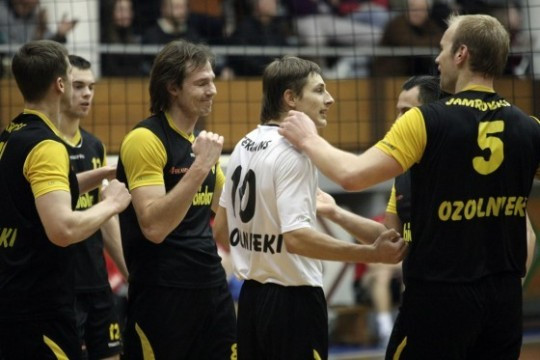 "Schenker" līgas spēlēs uzvar viesi