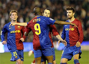 Eto`O izglābj "Barcelona"