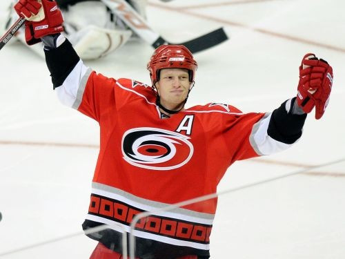 "Devils" bez Brodēra zaudē ''Hurricanes"