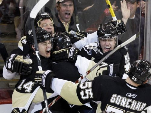 "Penguins" un "Canucks" izcīna otrās uzvaras