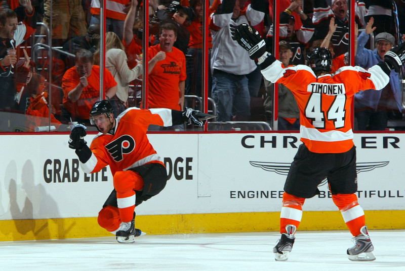 "Flyers" izcīna rezultatīvu uzvaru pār "Penguins"