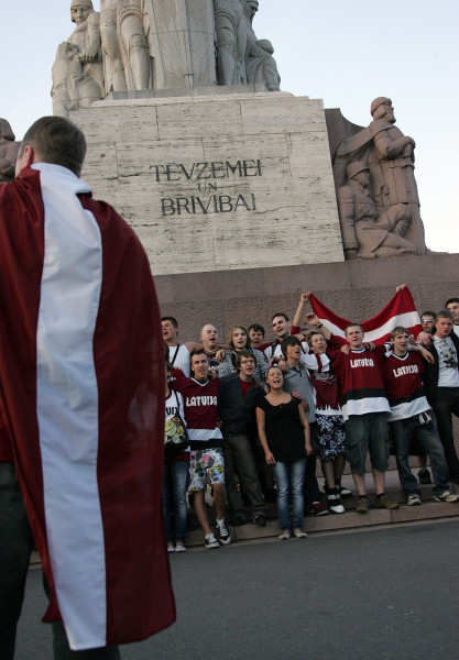 "Aldaris" dāvina hokeja fanu karogu Latvijas izlasei