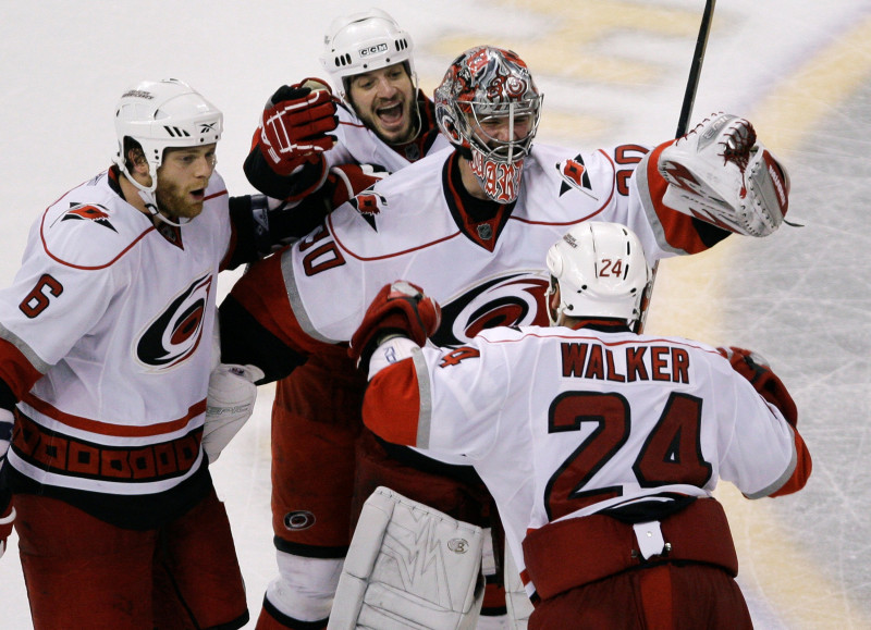 "Red Wings" un "Hurricanes" iekļūst konferenču finālos