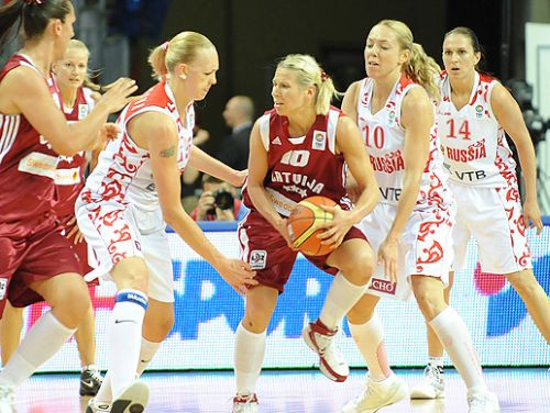 Latvija drāmā piekāpjas Eiropas čempionēm
