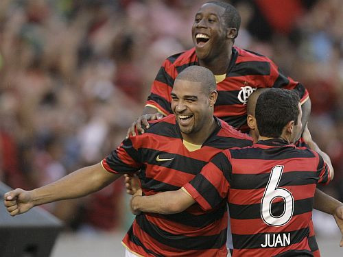 Adriano ''hat-trick'' uzvarā pār līderiem (video)
