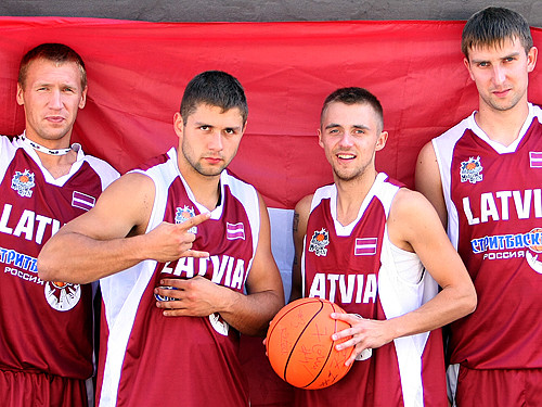 Latvijas strītbasketbolisti uzvar grupā