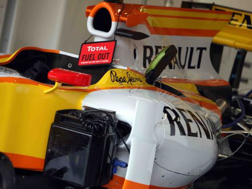 ''Renault'' turpinās startēt F-1