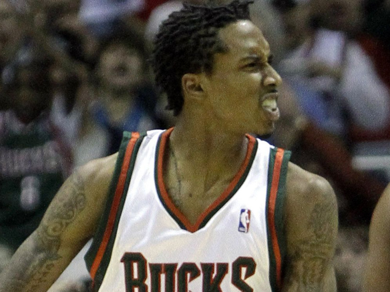 "Warriors" piekāpjas "Bucks", Dženings iemet 55 punktus