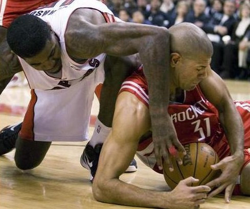 ''Raptors'' pārspēj ''Rockets''