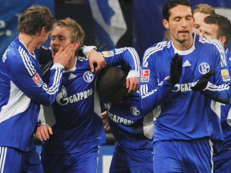 "Schalke 04" uzvar un izvirzās līderpozīcijās