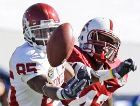 Oklahomas "Sooners" pārspēj Stenfordas "Cardinal", latviešiem - uzvaras