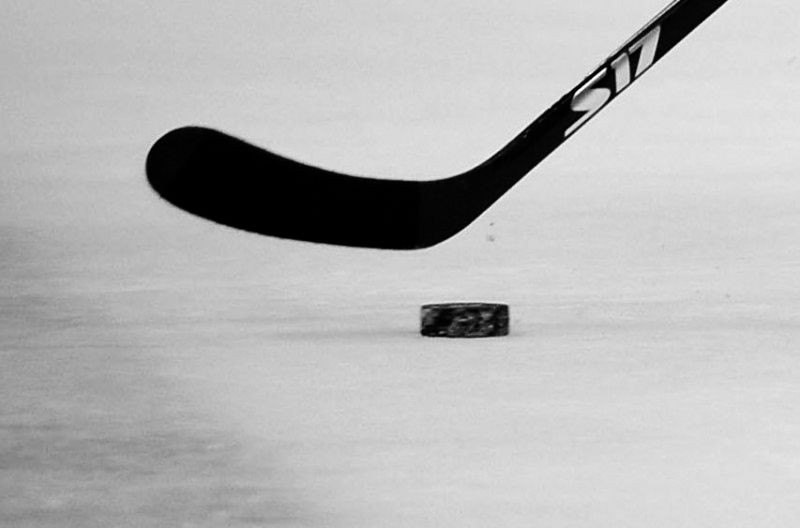 Zviedrijā miris hokeja tiesnesis, kuram pa galvu trāpījusi ripa