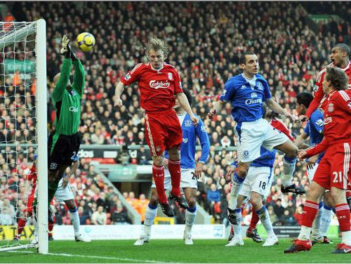 "Liverpool" uzvar derbijā un paceļas uz 4. vietu