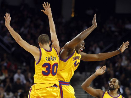 Biedriņam 11+5, "Warriors" sagrauj "Clippers"