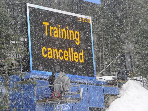Sliktie laika apstākļi joprojām paralizē kalnu slēpošanu