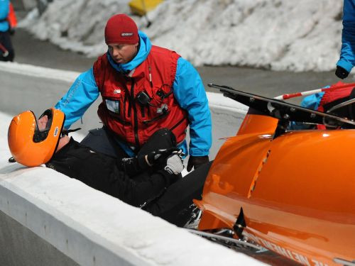 Vairāki bobslejisti krīt, austrāliešu stūmējs nonāk slimnīcā