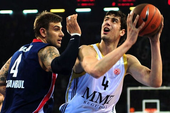 ''Olympiakos'' izcīna otro uzvaru, ''Real'' un ''Maccabi'' sērijā panāk neizšķirtu