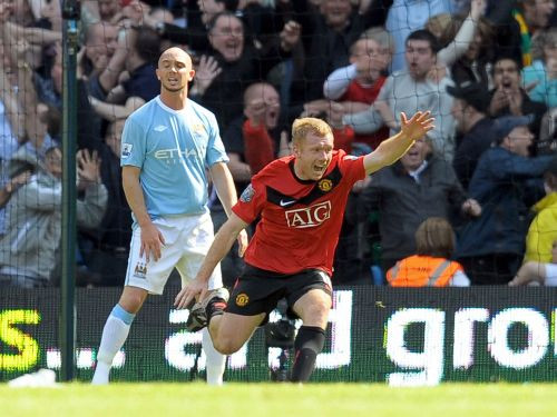 "Manchester United" otro reizi sezonā drāmā apbižo "City"