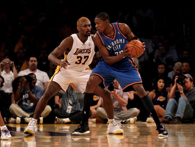 "Lakers" un "Magic" uzvar pirmajās spēlēs
