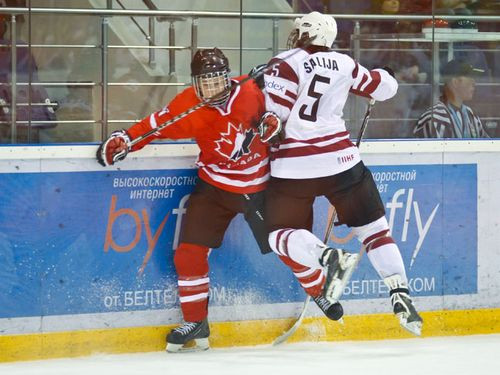 U-18 hokejisti zaudē arī Kanādai