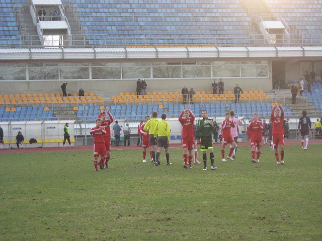 "Skonto" fanus izdzen no tukšā "Daugavas" stadiona