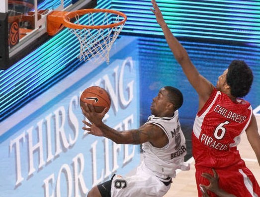 ''Olympiakos'' uzvar papildlaikā un spēlēs Eirolīgas finālā