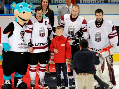 Latvijas hokeja izlase šopēcpusdien atgriezīsies mājās