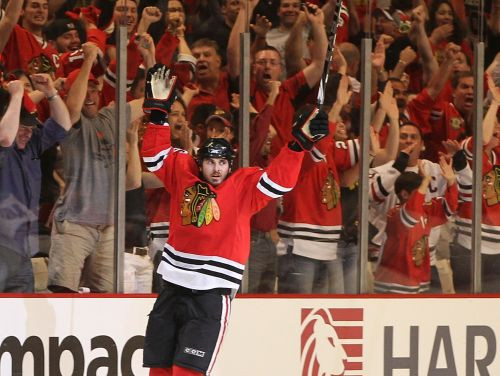 "Blackhawks" izcīna 11. uzvaru, sagādājot "Sharks" 7. neveiksmi pēc kārtas