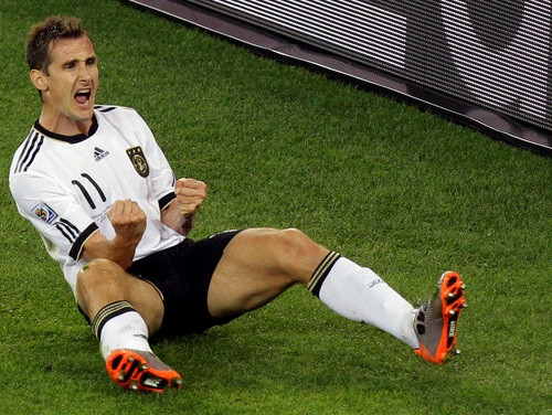 Vācijas futbolisti aizraujošā spēlē piesmej Angliju