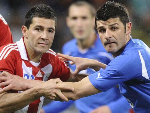 Pasaules čempioni itālieši sāk ar neizšķirtu lietū