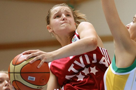 U-18 izlases meitenēm šodien mačs pret Lietuvu