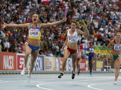 Dāmu 4x100 metru stafetē triumfē Ukraina