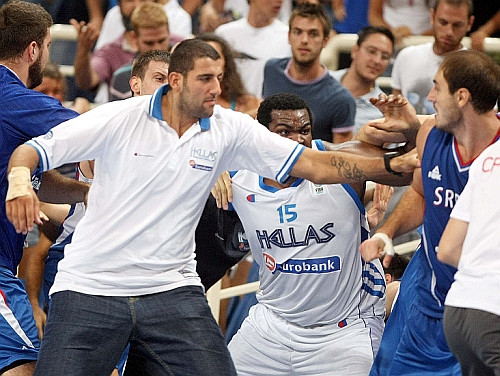 FIBA izmeklēs kautiņu Grieķijas un Serbijas spēlē
