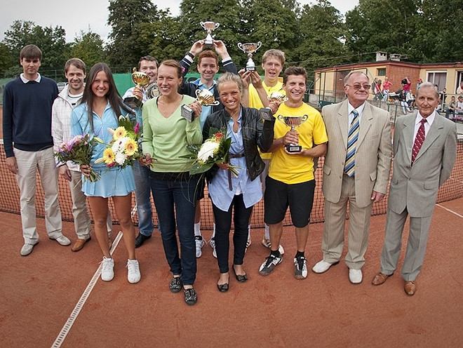 Latvijas čempioni tenisā - Žguns un Lileikite