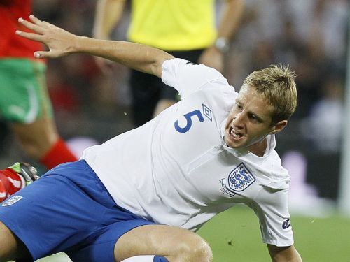 Anglijas izlase un "Tottenham" bez Dosona līdz oktobra beigām