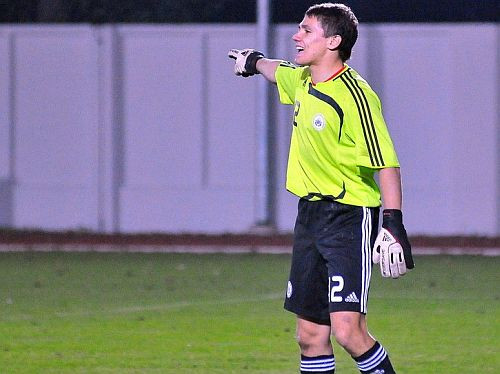 U-19 futbolistiem spēle pret mazajiem oličiem un šukeriem