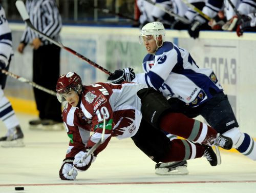 Pret Znaroku un līdervienību ''Dynamo''