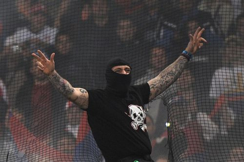 Platinī brīdina Serbijas un Horvātijas federācijas, lai tās izskauž fanu vardarbību