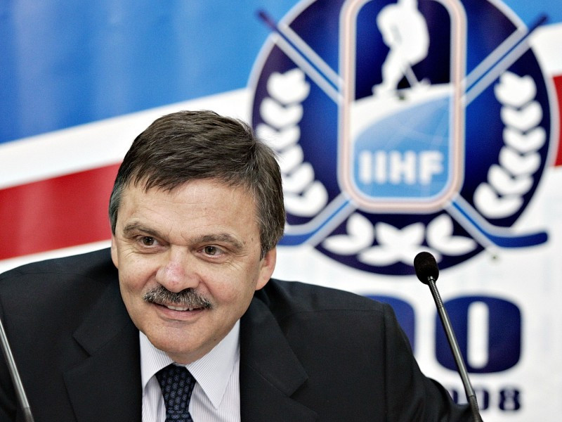 Valdis Zatlers pasniegs IIHF prezidentam Renē Fāzelam atzinības krustu