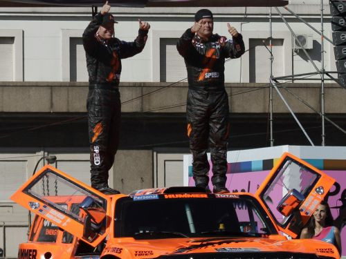Dakāra 2011: Gordons ar ''Fiat'' automašīnu mēģina izvilkt savu avarējušo ''Hummer'' (+video)