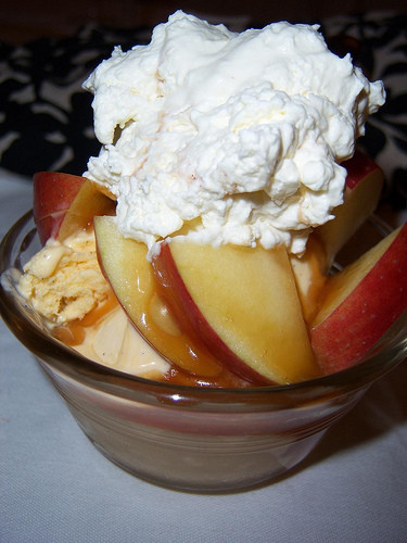 Augļi ar putukrējumu un riekstiem